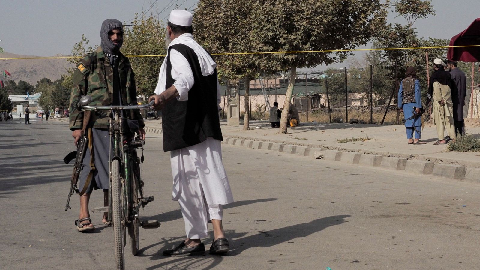 Un talibán vigila una calle que conduce al aeropuerto internacional de Kabul