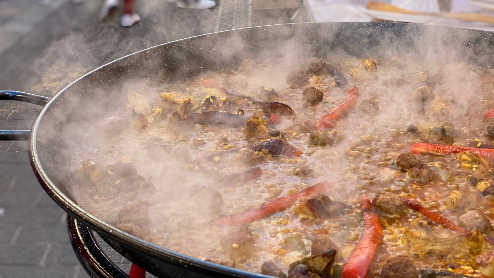 Paella al fuego durante las Fallas