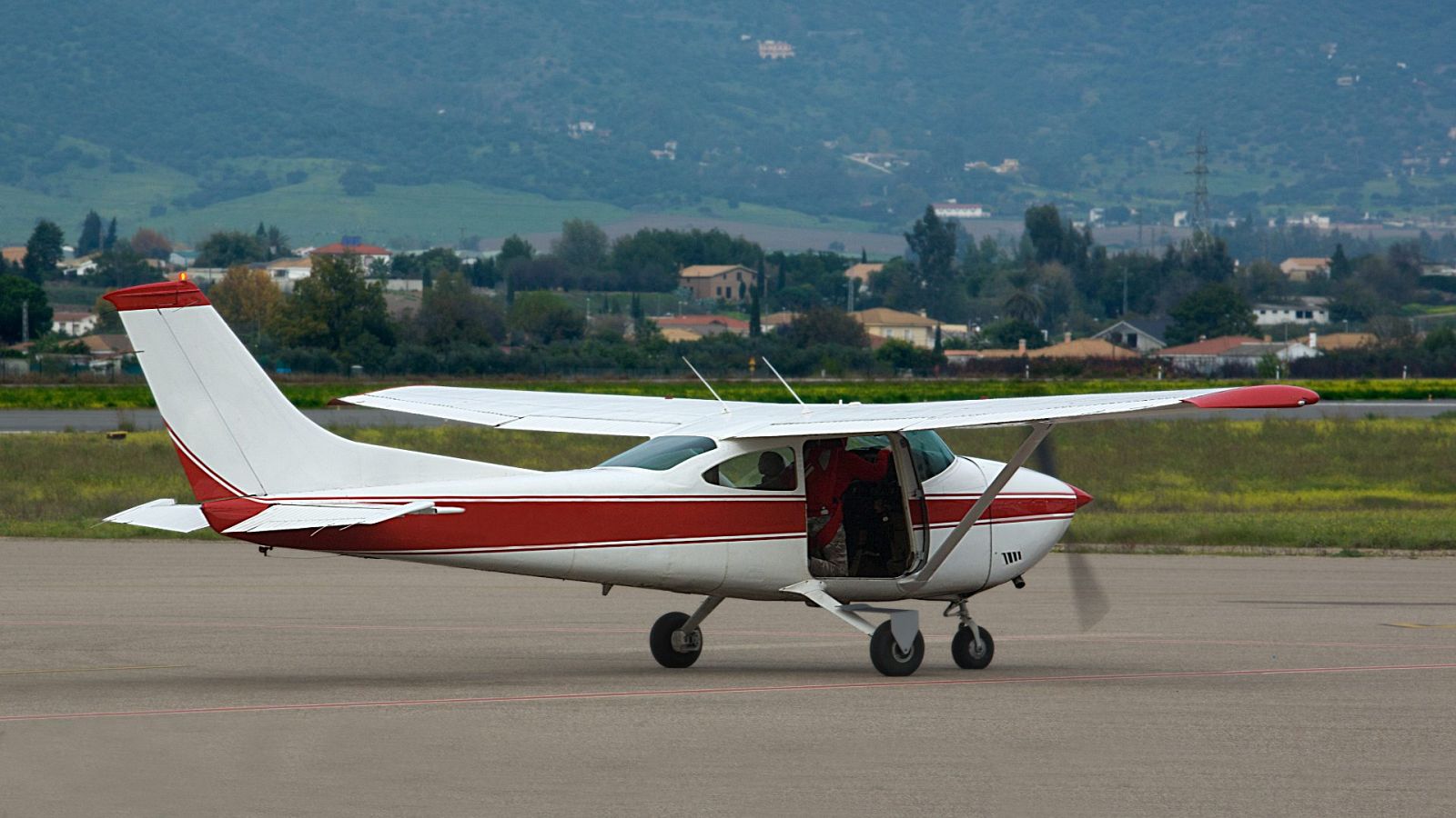 Un avioneta a punto de despegar en un aeródromo en una imagen de archivo