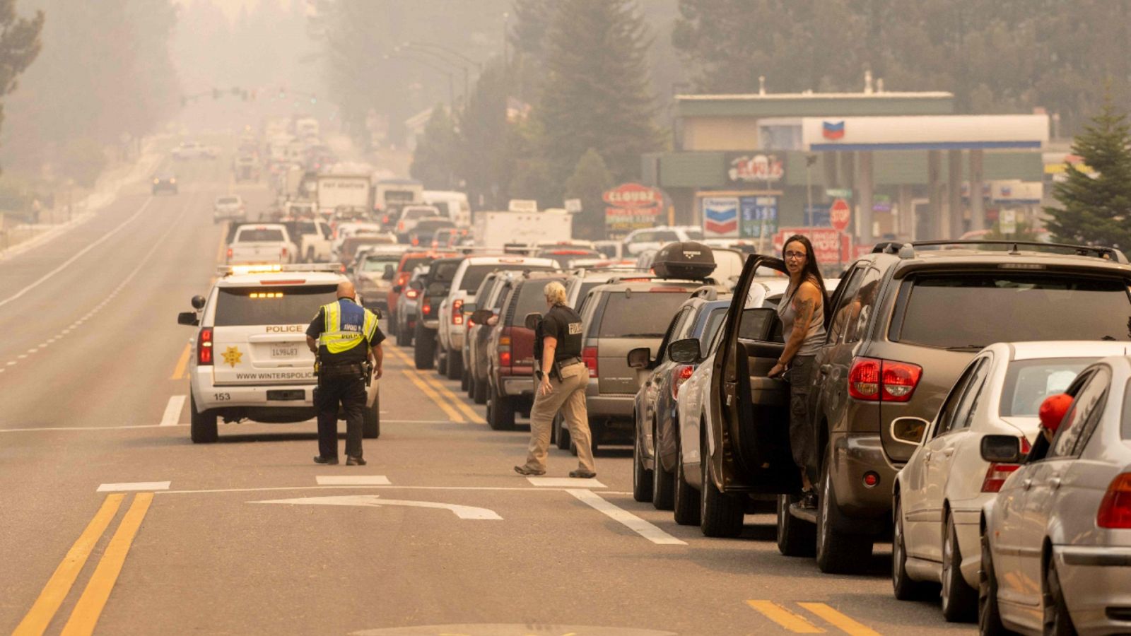 Gente atascada en una carretera tras ser evacuada de un área del Lago Tahoe (California) debido al incendio Caldor.