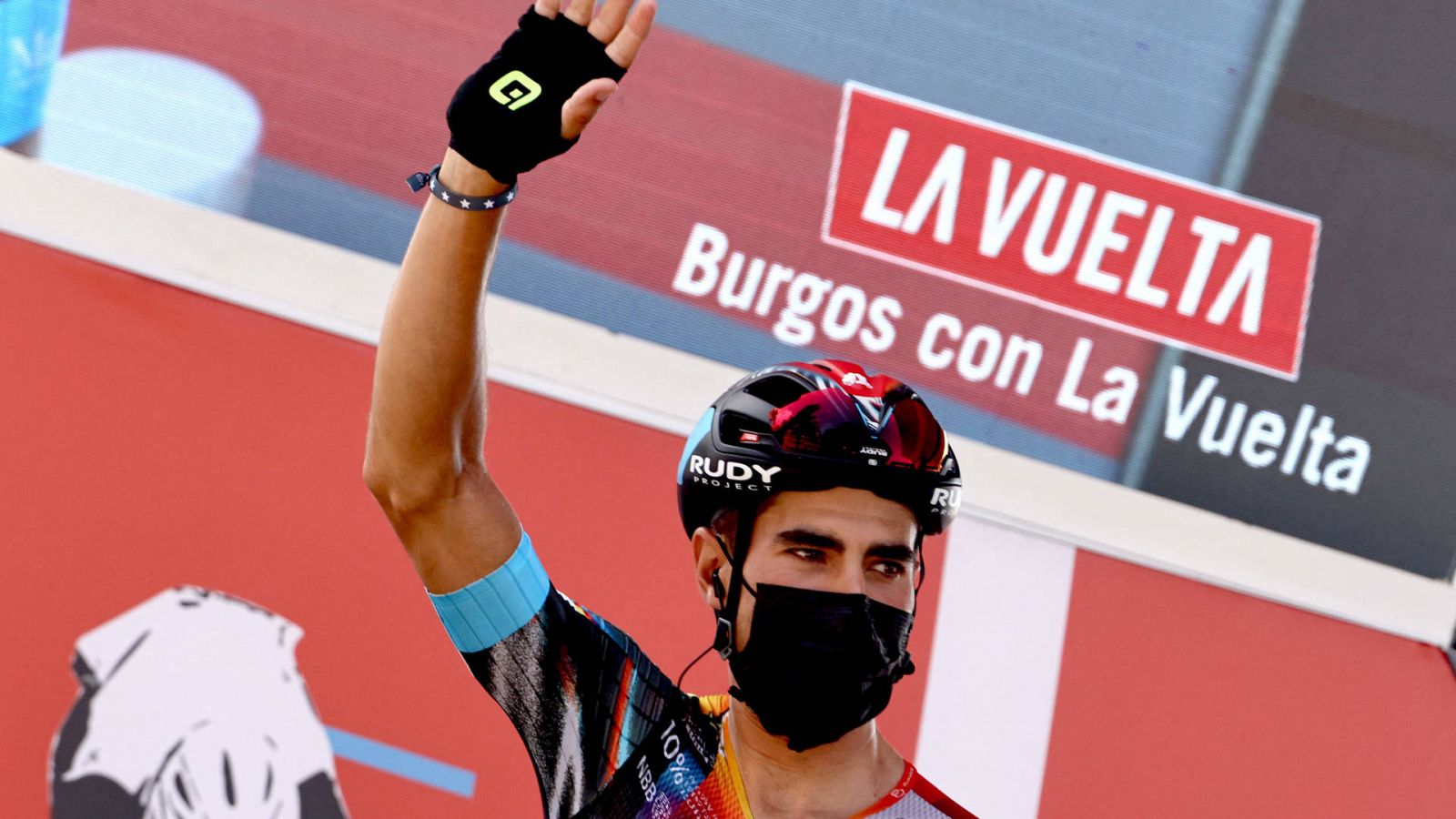 Mikel Landa saluda en la salida de una etapa de la Vuelta 2021
