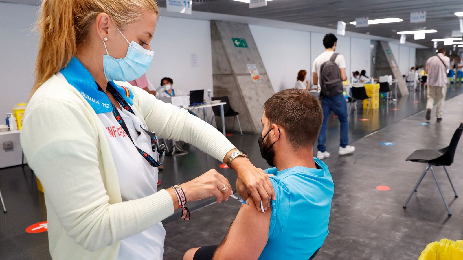 Un hombre recibe la vacuna contra la COVID-19 en el punto de vacunación masivo en el Wizink Center de Madrid.