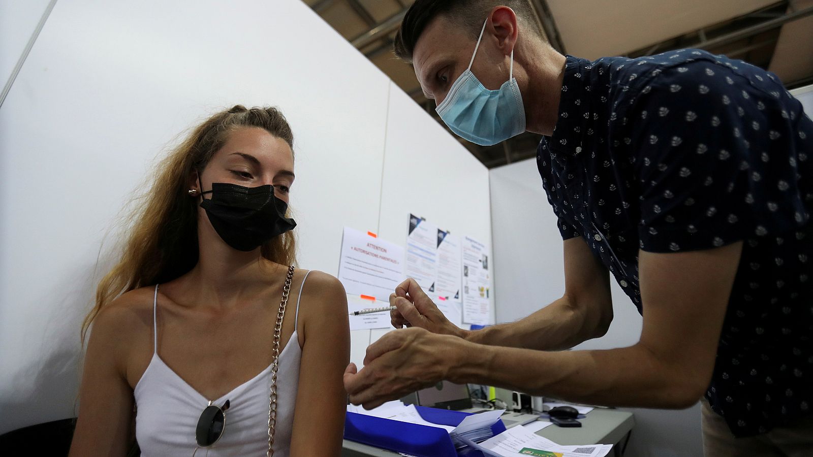 Una joven recibe la primera dosis de la vacuna de Pfizer/BioNTech en Saint-Quentin-en-Yvelines, Francia.