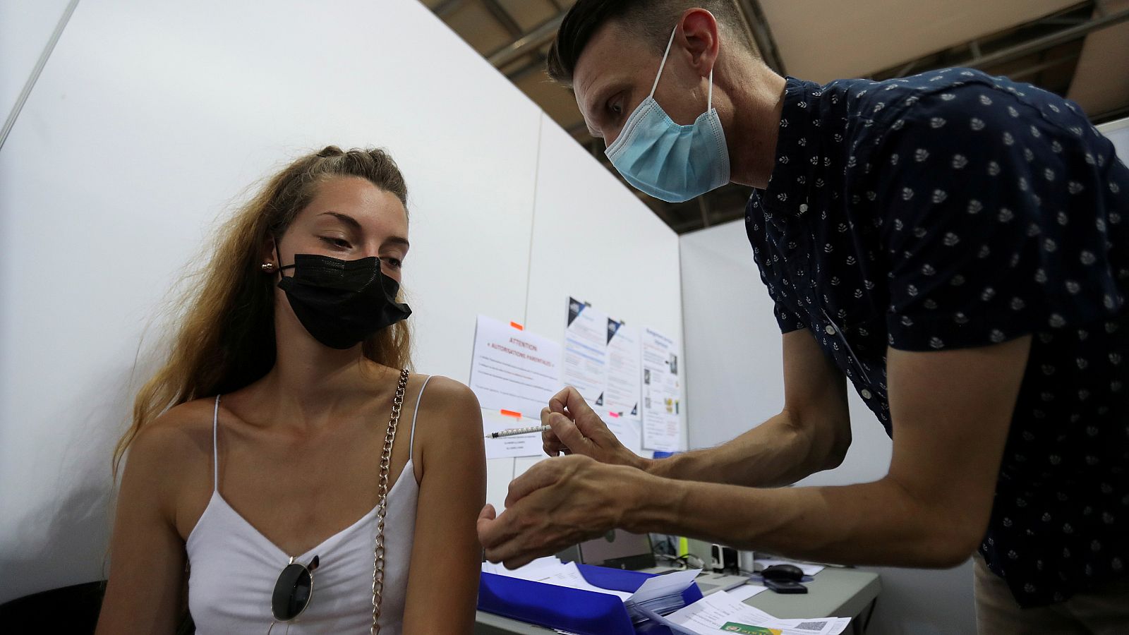 Una joven recibe la primera dosis de la vacuna de Pfizer/BioNTech en Saint-Quentin-en-Yvelines, Francia.