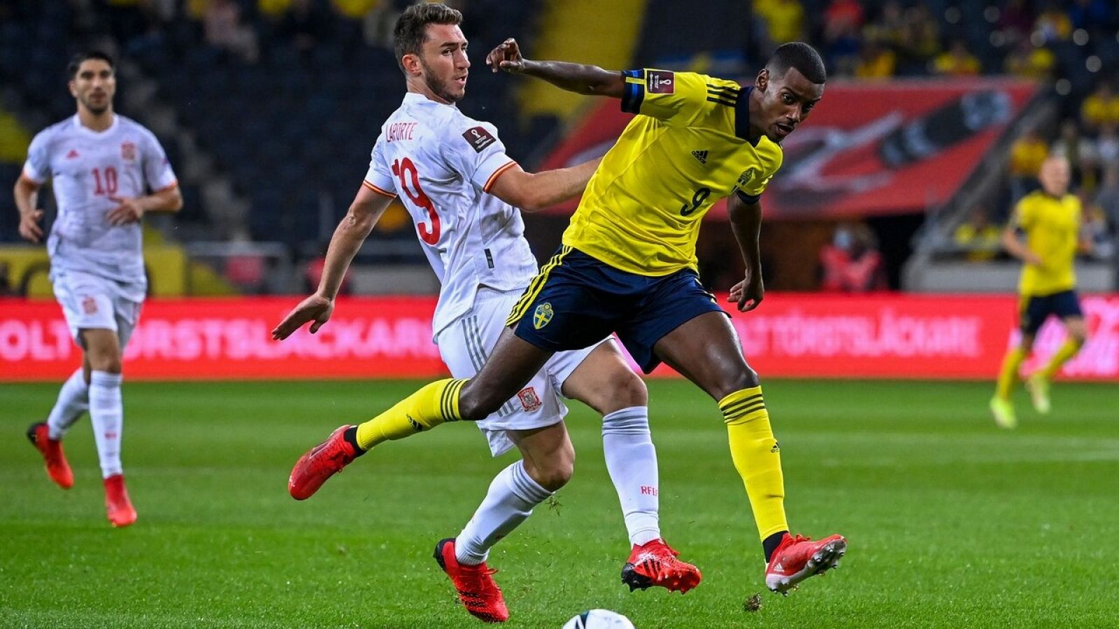 Aleksander Isak, de Suecia, pugna un balón con Aymeric Laporte, de España.