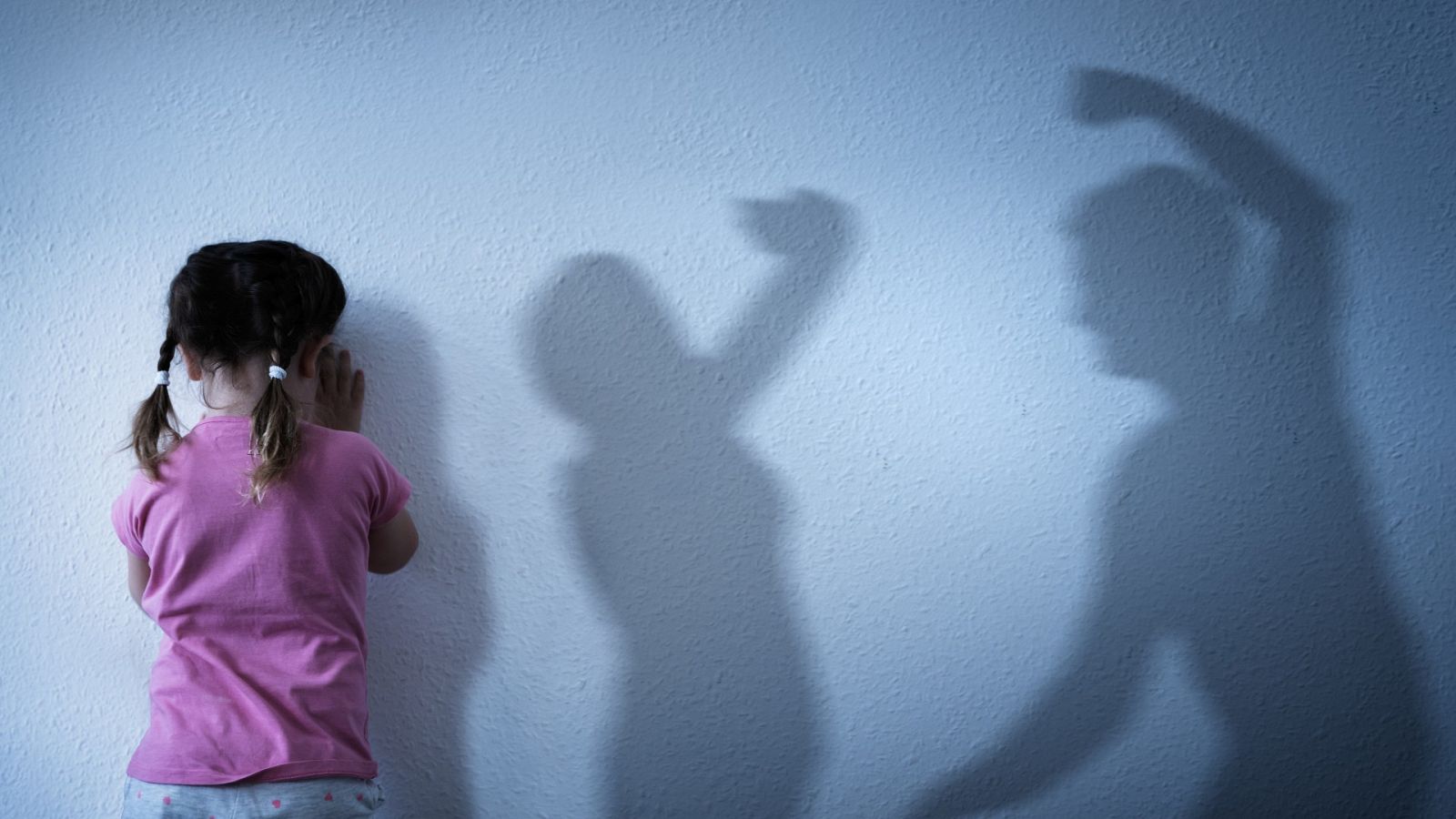 Una niña presencia la agresión de su padre a su madre