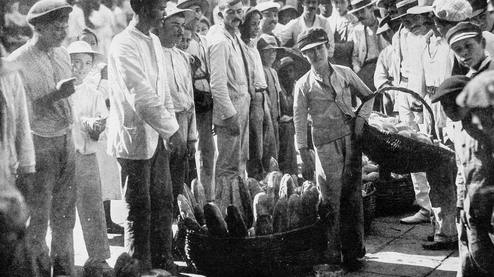 Hombres comprando pan en el siglo XIX.