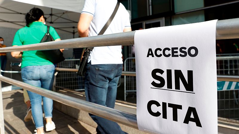 Dos personas, a su llegada al punto de vacunación masivo instalado en el Wizink Center de Madrid.