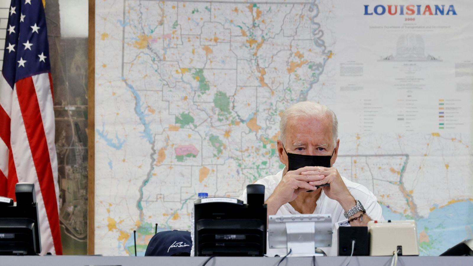 El presidente Biden mientras recibe un informe sobre el huracán Ida.