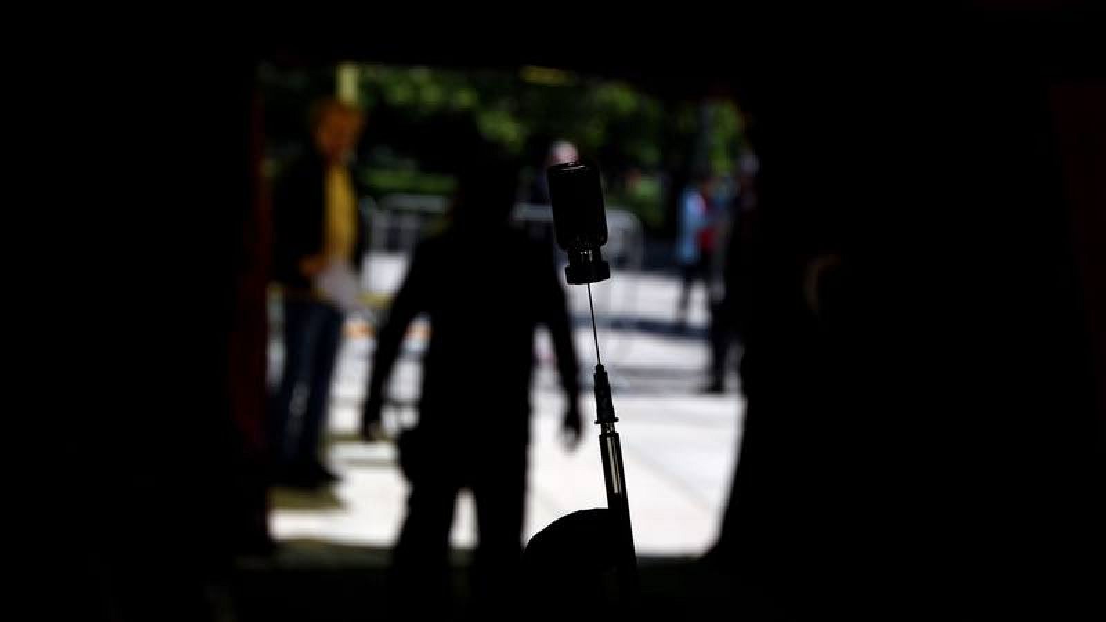 Un sanitario prepara una dosis de la vacuna contra la COVID-19 en una carpa provisional instalada en un parque de la capital de Bulgaria, Sofía