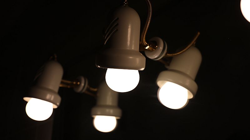 El precio de la luz este lunes supondrá casi 4 euros más que el marcado este domingo 