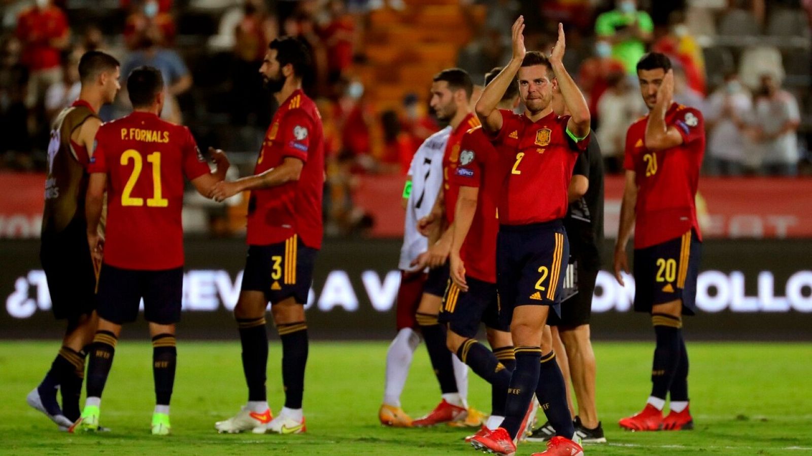 Los jugadores de la selección española saludan a los espectadores tras golear a Georgia.