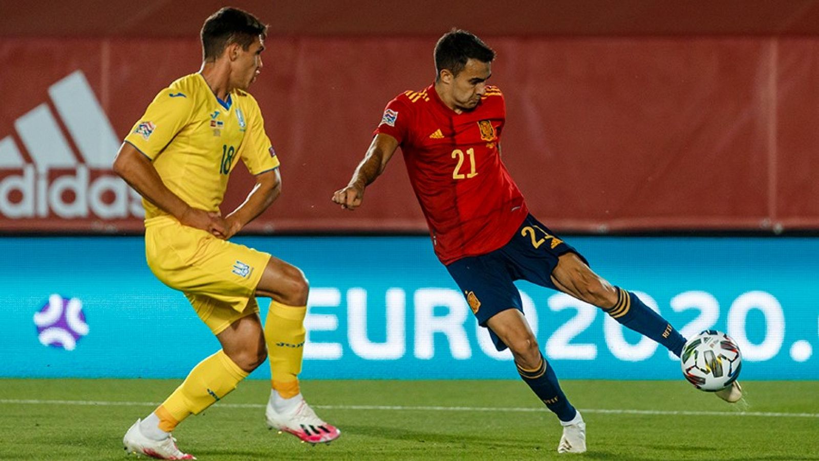 Sergio Reguilón (d), en un partido anterior con la selección.