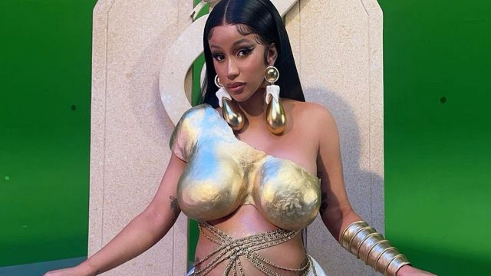 Cardi B presumiendo de tripa de embarazada en el rodaje de su último videoclip