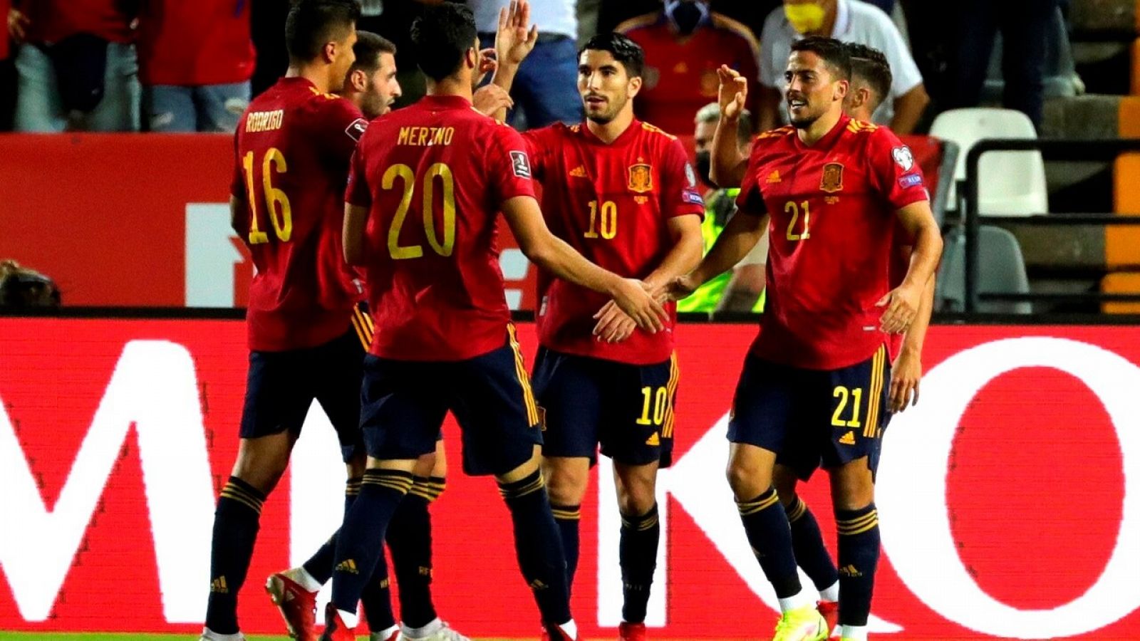 España goleó a Georgia y es líder de grupo