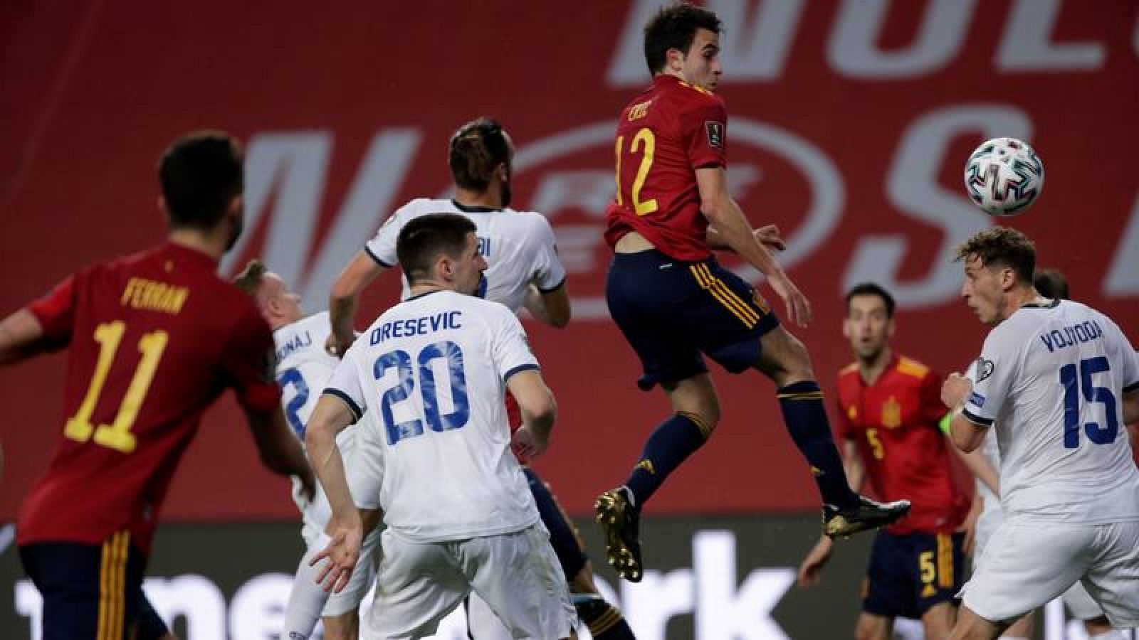 Eric García remata de cabeza en el España - FF Kosovo del pasado mes de marzo.