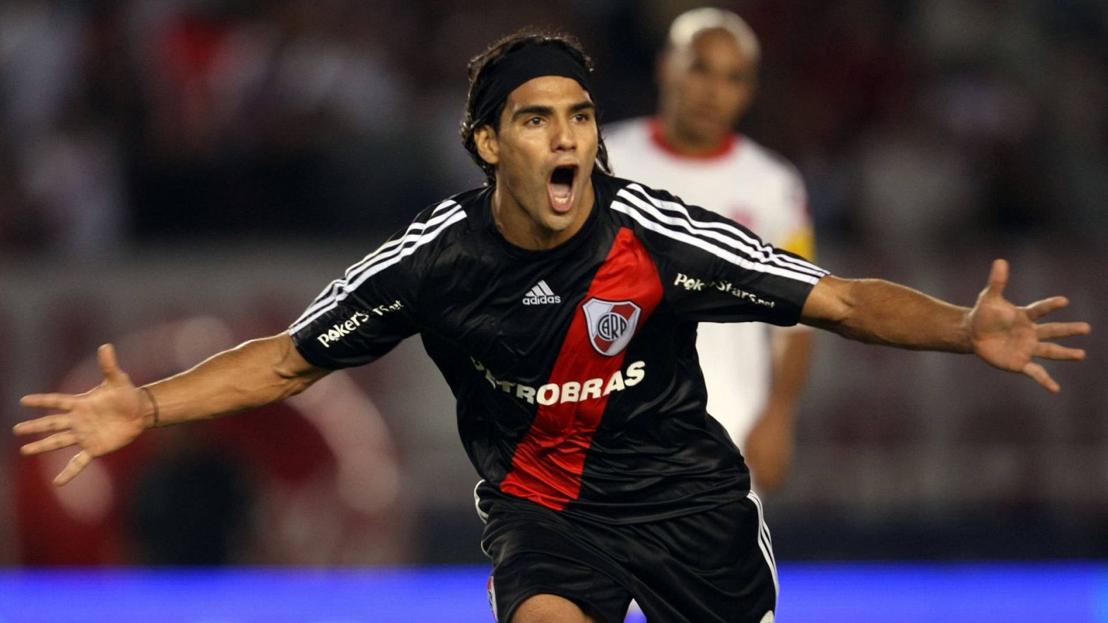 Falcao celebra un gol de River ante San Martín de Tucumán en un partido de la liga argentina de 2009