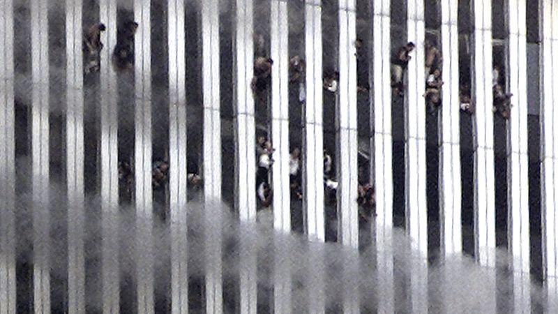 11-S: Personas asomadas por las ventanas mientras arde la Torre Norte del World Trade Center