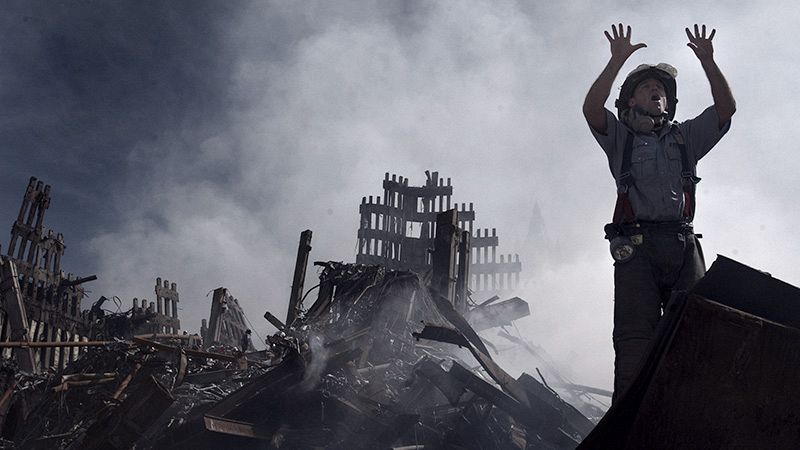 11-S: Un bombero de Nueva York pide ayuda a los equipos de rescate entre las ruinas del World Trade Center.