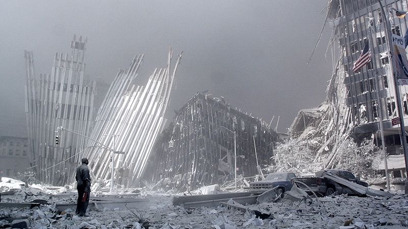 11-S: Un grupo de bomberos camina entre las ruinas cerca de la base de la Torre Sur del World Trade Center, destruida en los atentados del 11-S