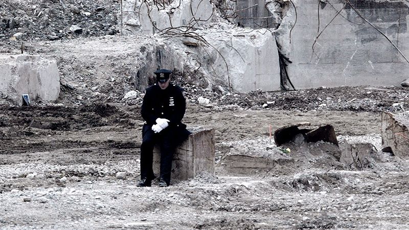 11-S: Un policía sentado en la Zona Cero un año después de los atentados del 11-S, el 11 de septiembre de 2002.