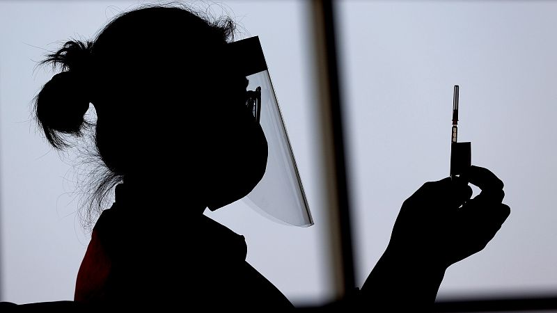  Una enfermera sostiene una jeringuilla con una dosis de la vacuna de Pfizer contra la COVID-19.