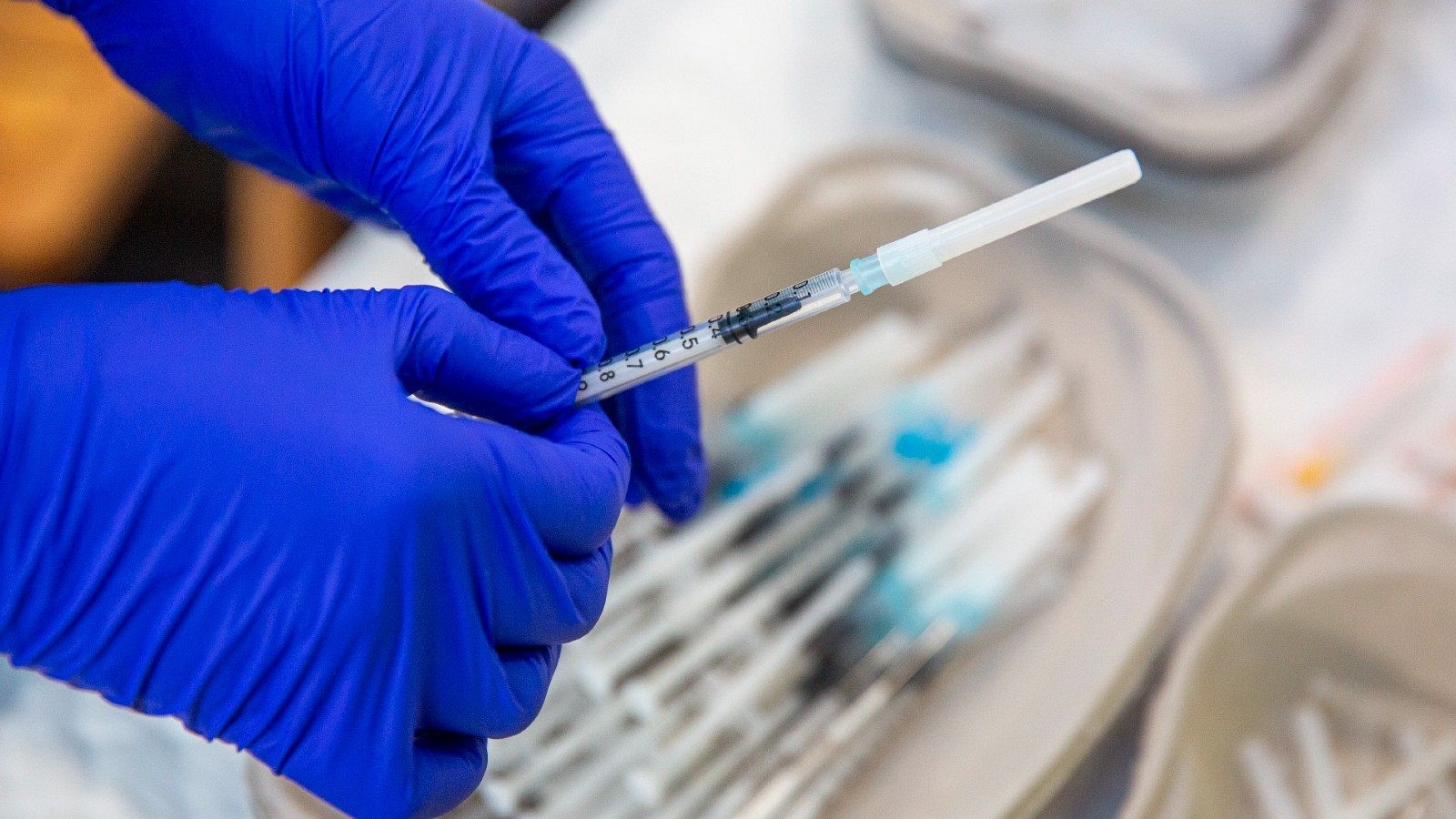 Enfermeras preparan dosis en el centro de vacunación Riojaforum en Logroño. 