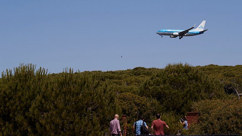 Un avión sobrevuela las inmediaciones del espacio natural protegido de la Ricarda, junto al aeropuerto de Barcelona