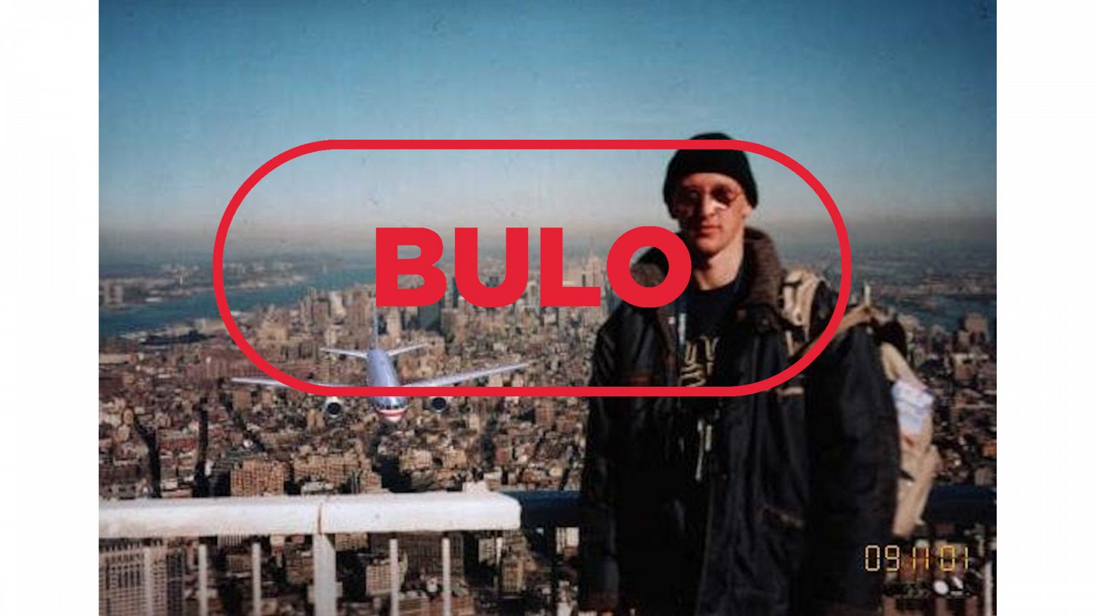 La imagen de un turista en una de las Torres Gemelas de Nueva York con un avión de fondo añadido digitalmente y el sello bulo en rojo de VerificaRTVE