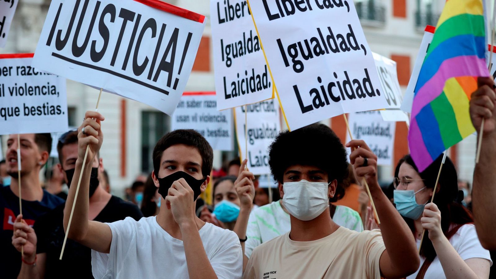 Cientos de personas se congregan el la madrileña Puerta del Sol para pedir fin a la violencia homófoba y contra el colectivo LGTBIQ+, este miércoles.