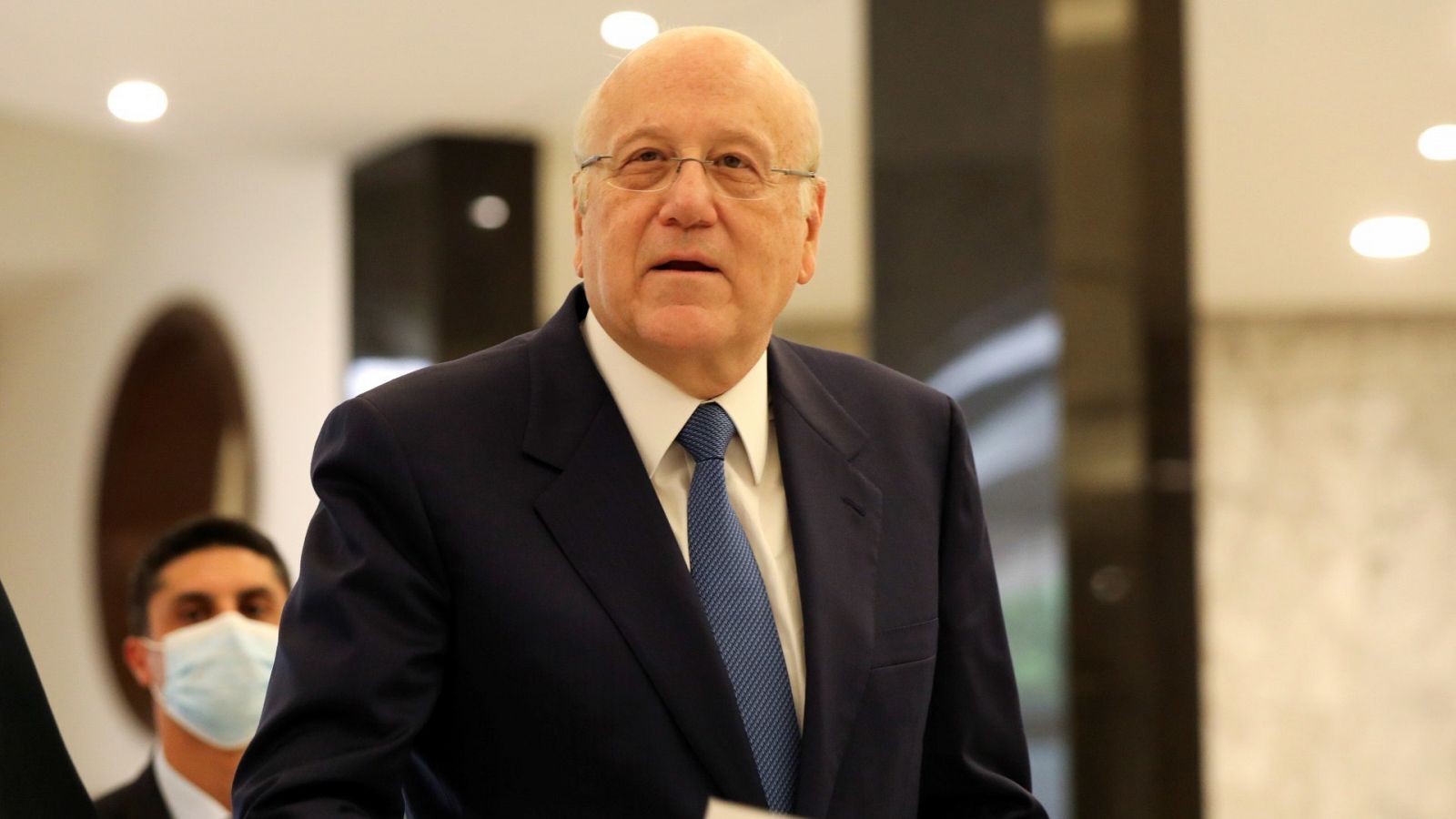 El primer ministro libanés, Najib Mikati, llega a su reunión con el presidente del país, Michel Aoun.