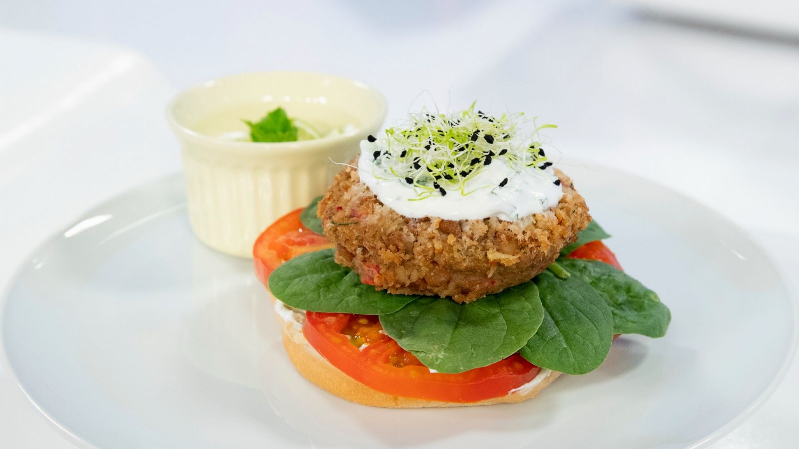 Hamburguesas de lentejas con salsa tzatziki