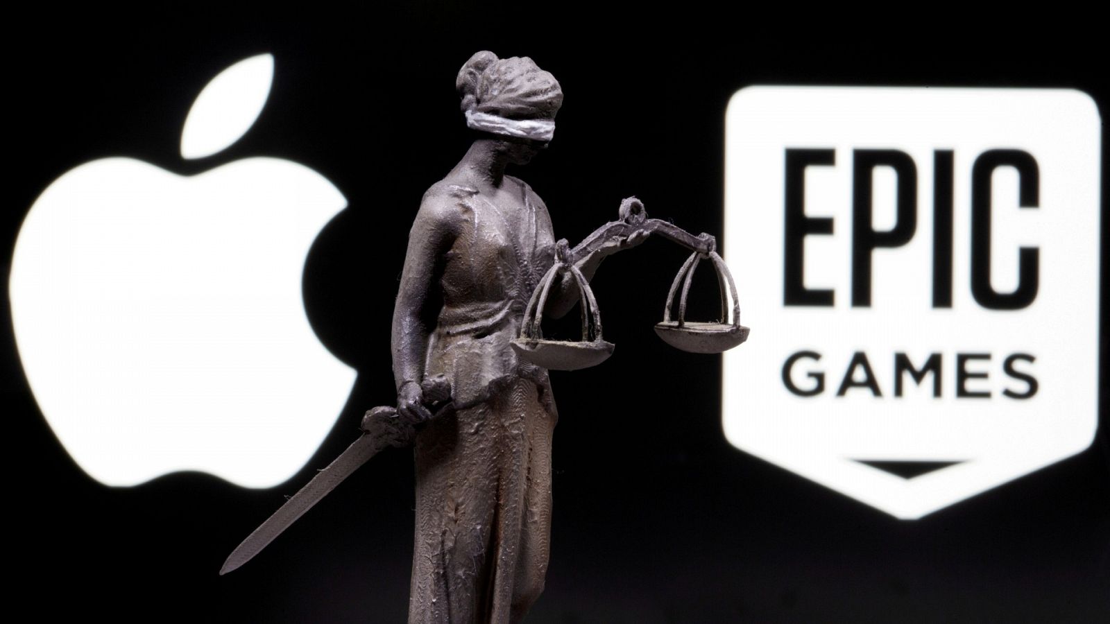 Los logos de Apple y Epic Games junto a la Dama de la Justicia