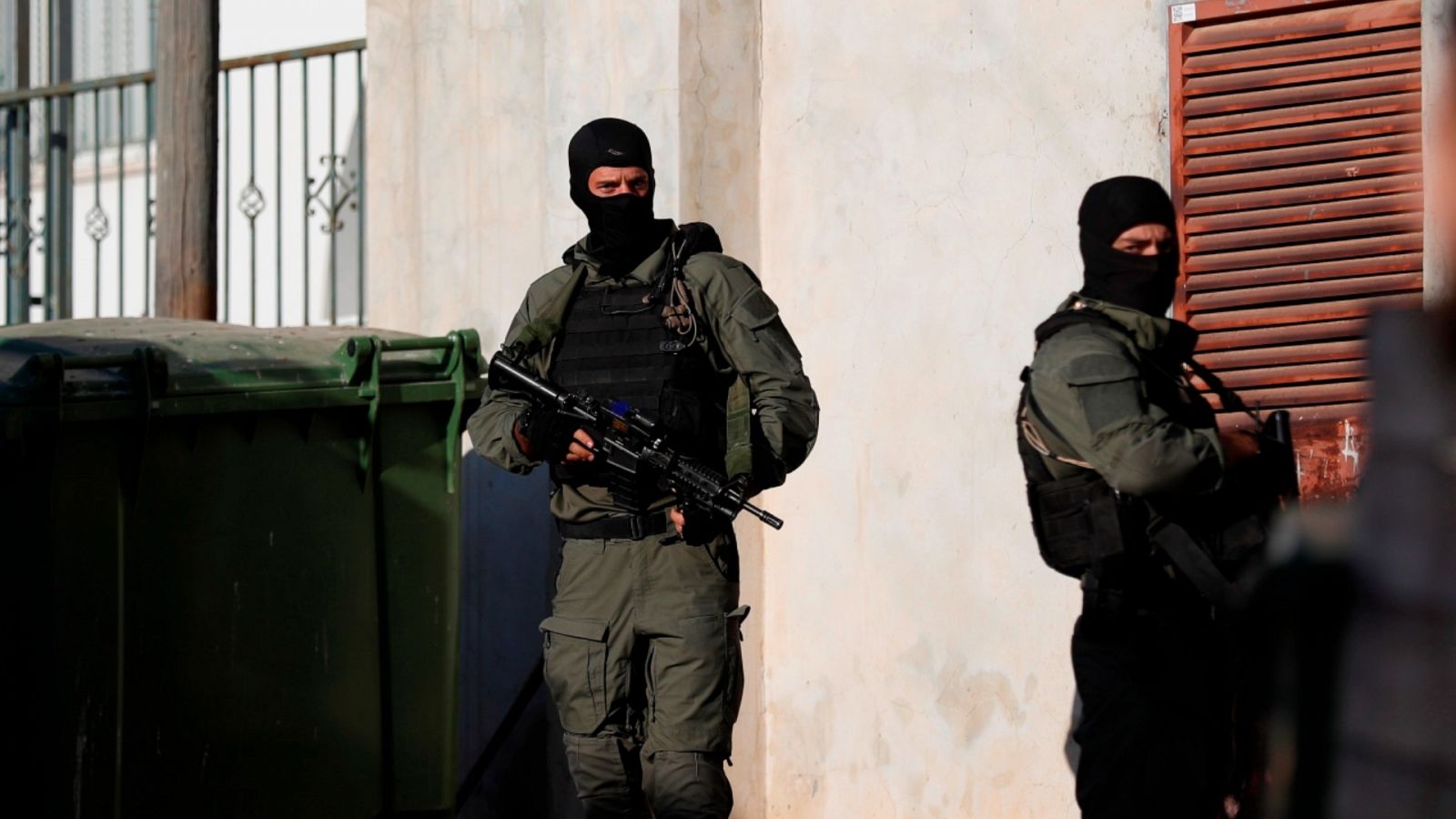 Dos miembros de las fuerzas especiales de seguridad israelíes registrando una mezquita de Sandala durante la búsqueda de los presos palestinos que se escaparon de la prisión de Gilboa.