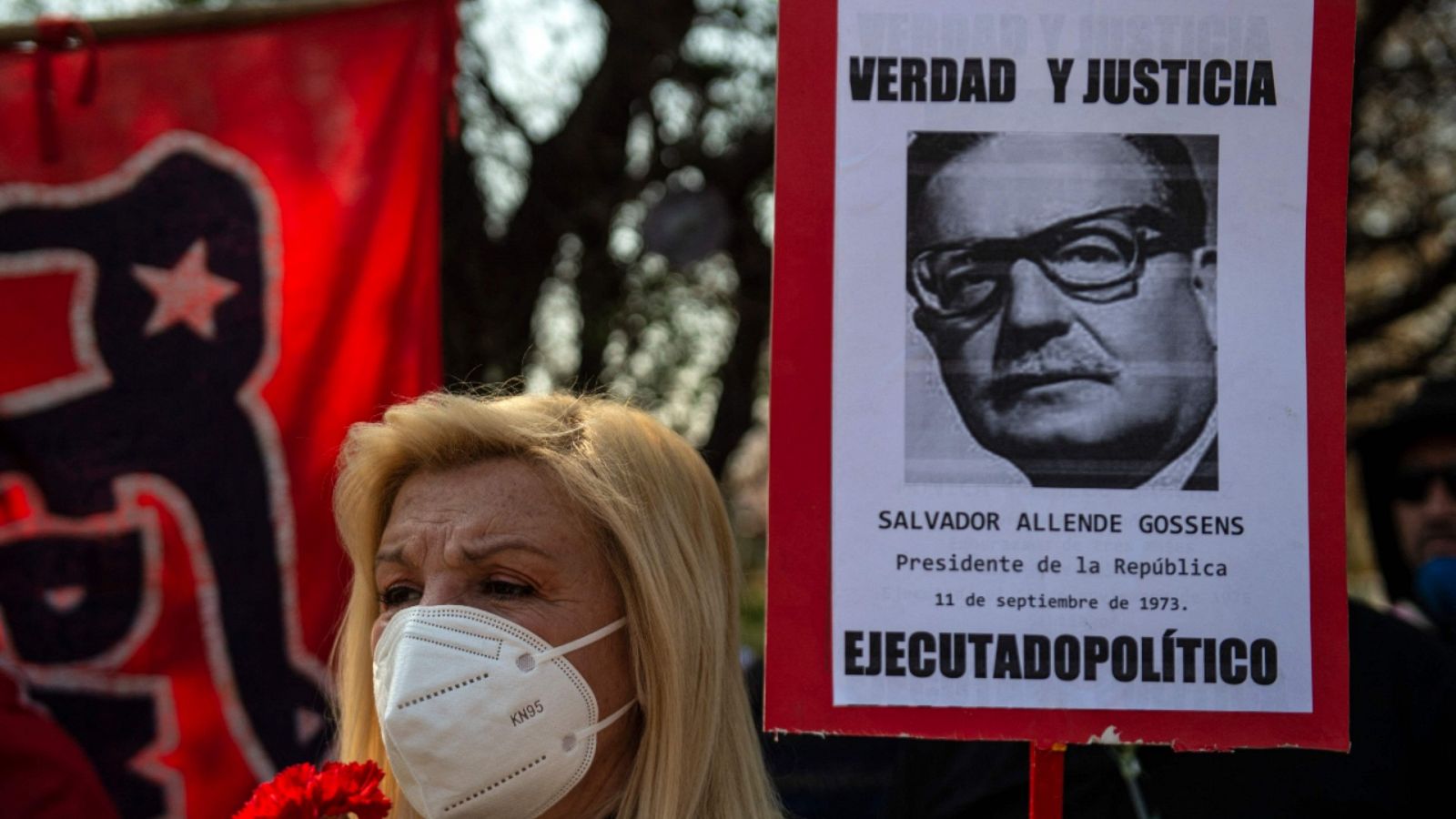 Imagen de archivo de una mujer sosteniendo un cartel con la imagen del presidente de Chile (1970-73) Salvador Allende.