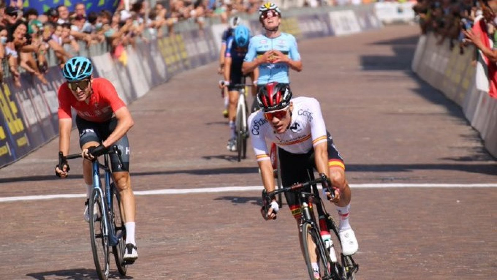 El ciclista español Juan Ayuso cruza la línea de meta en la prueba en ruta de los Europeos de ciclismo Sub-23 de Trento.