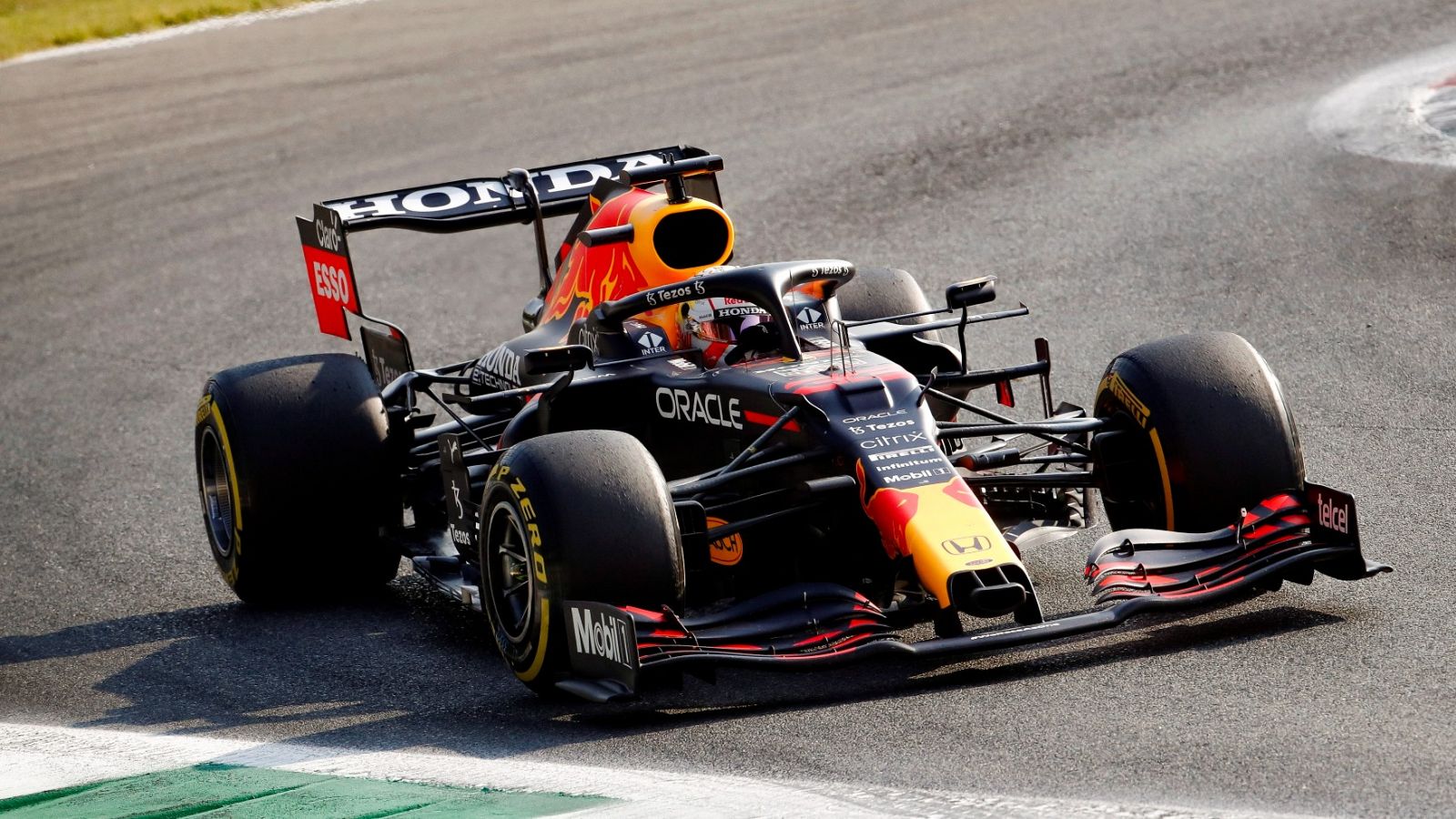 Max Verstappen durante los entrenamientos en el circuito de Monza.