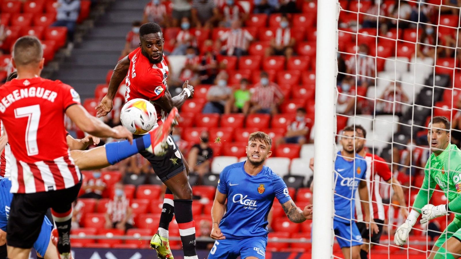 El delantero del Athletic Iñaki Williams cabecea el balón durante el partido ante el Mallorca.