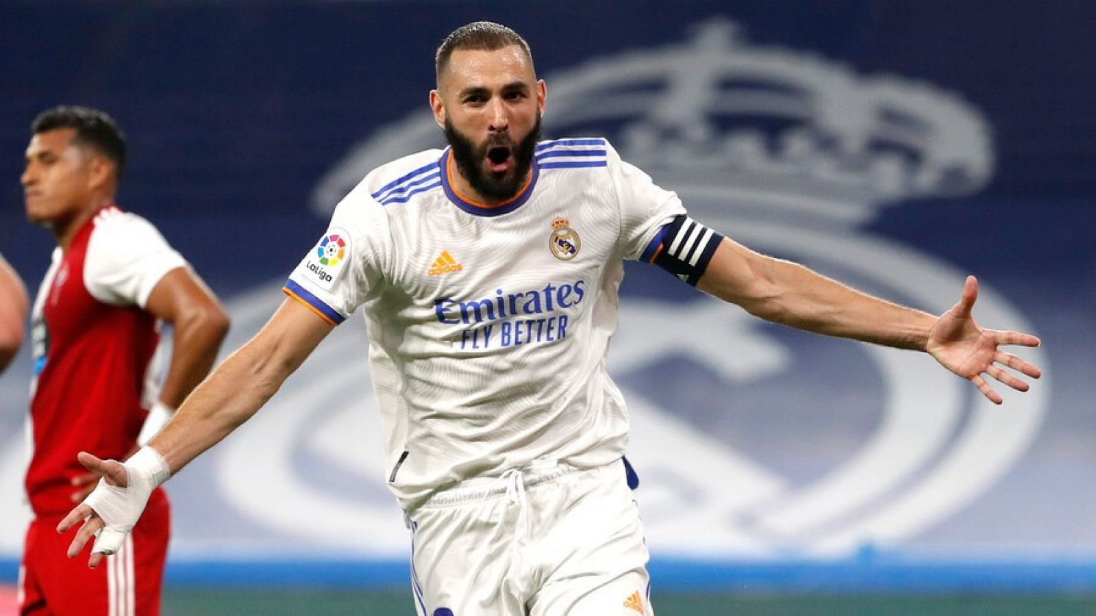 Karim Benzema celebra uno de sus dos tantos ante el Celta de Vigo en el Santiago Bernabeú.