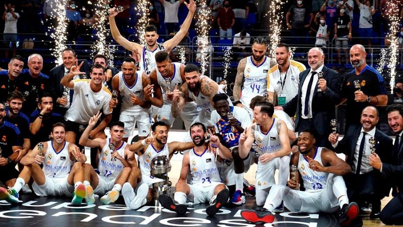 El Real Madrid celebra la Supercopa ganada ante el Barça en Tenerife.