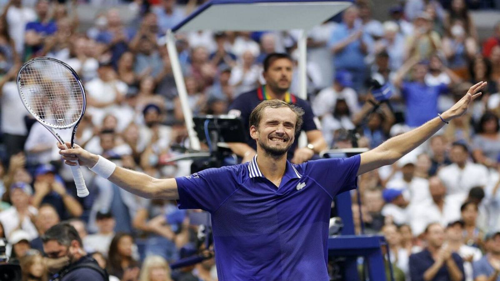 Daniil Medvedev tras vencer a Novak Djokovic en la final de individuales masculinos del US Open 2021 en el USTA Billie Jean King National Tennis Center el 12 de septiembre de 2021.