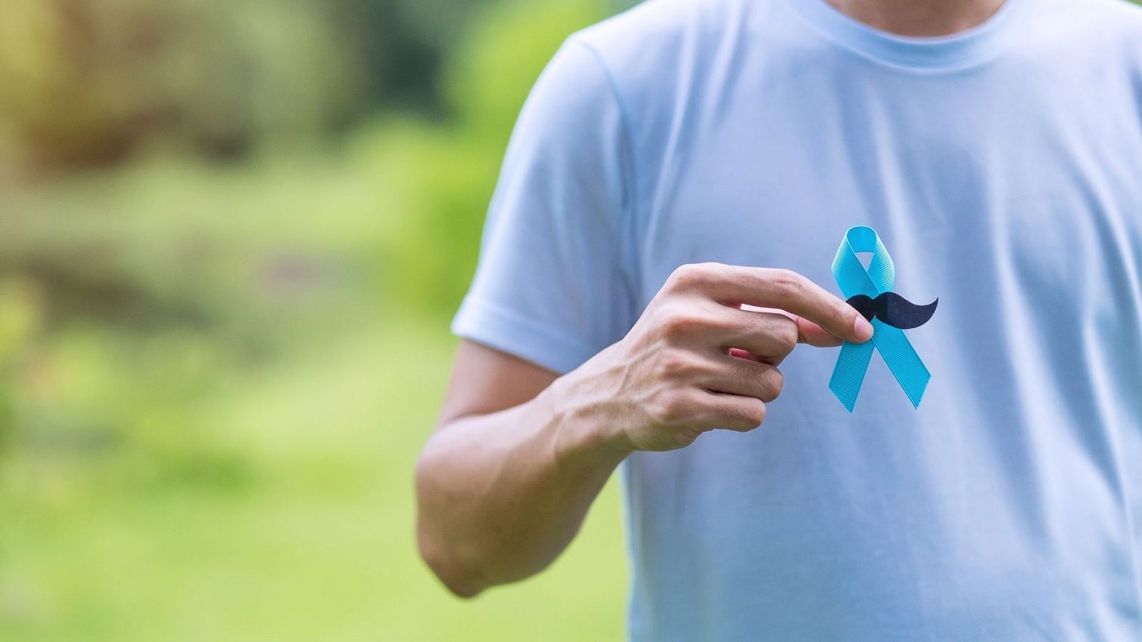 El lazo azul claro representa la lucha contra el cáncer de próstata.