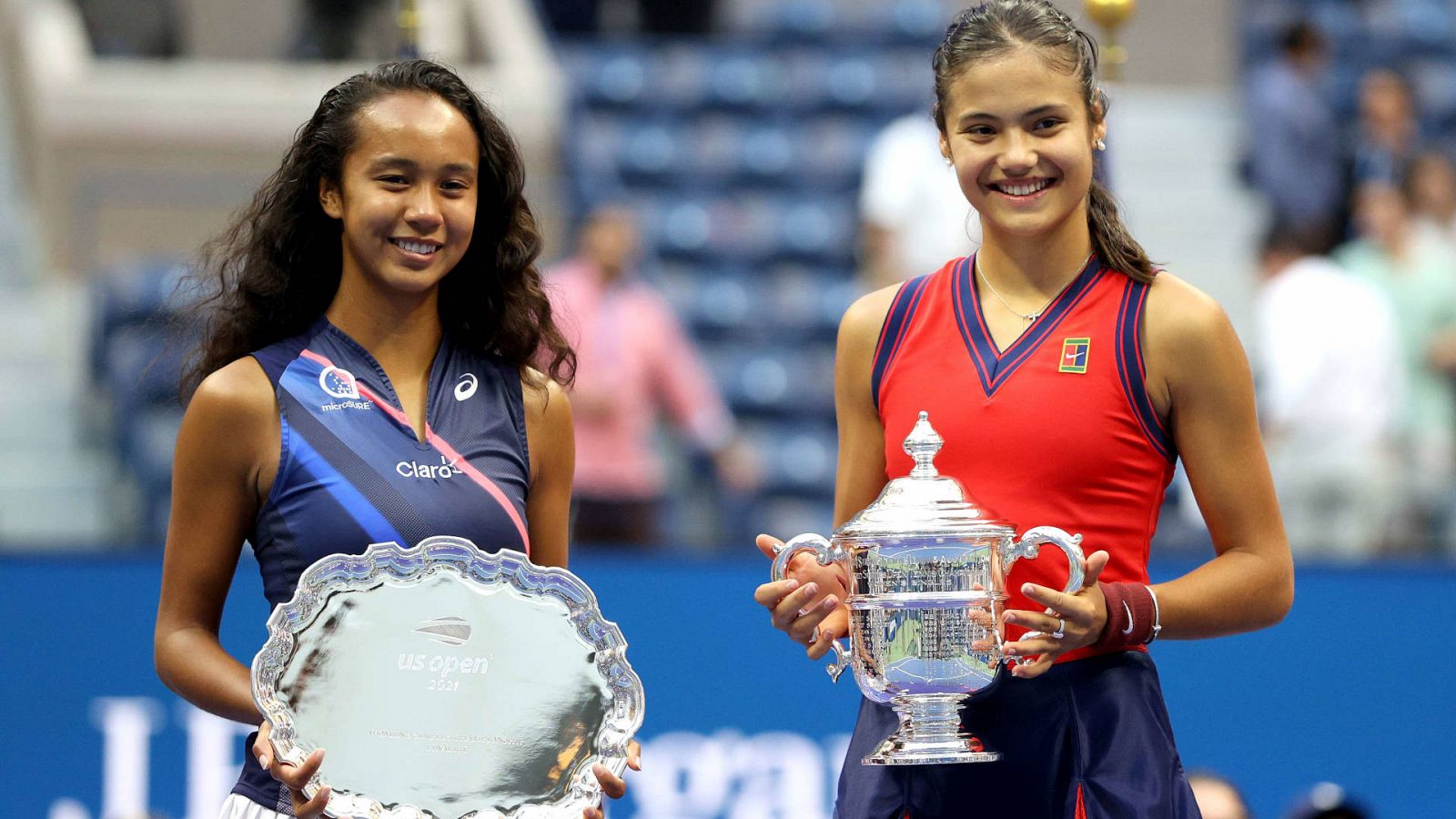 Leylah Fernandez (izq) y Emma Raducanu, con sus trofeos de sumcampeona y campeona del US Open, respectivamente