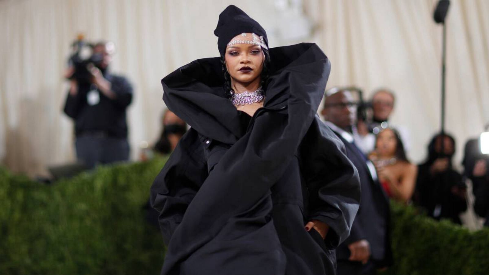 Rihanna llega para la Met Gala 2021 en el Museo Metropolitano de Arte el 13 de septiembre de 2021 en Nueva York.