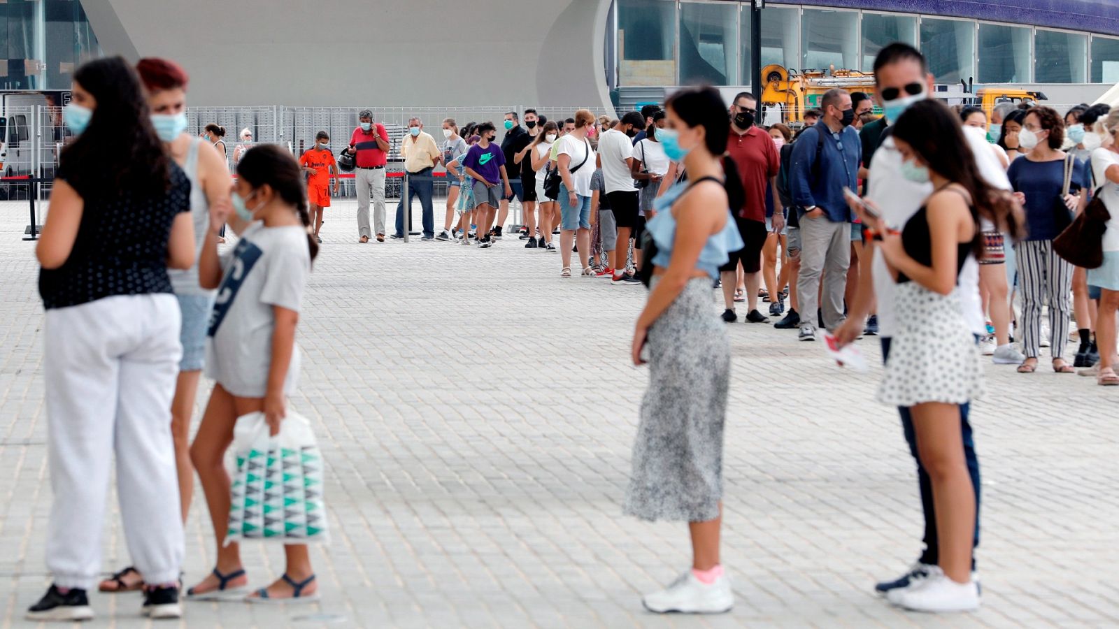 Largas colas en el punto de vacunación de la Ciudad de las Artes y las Ciencias de Valencia