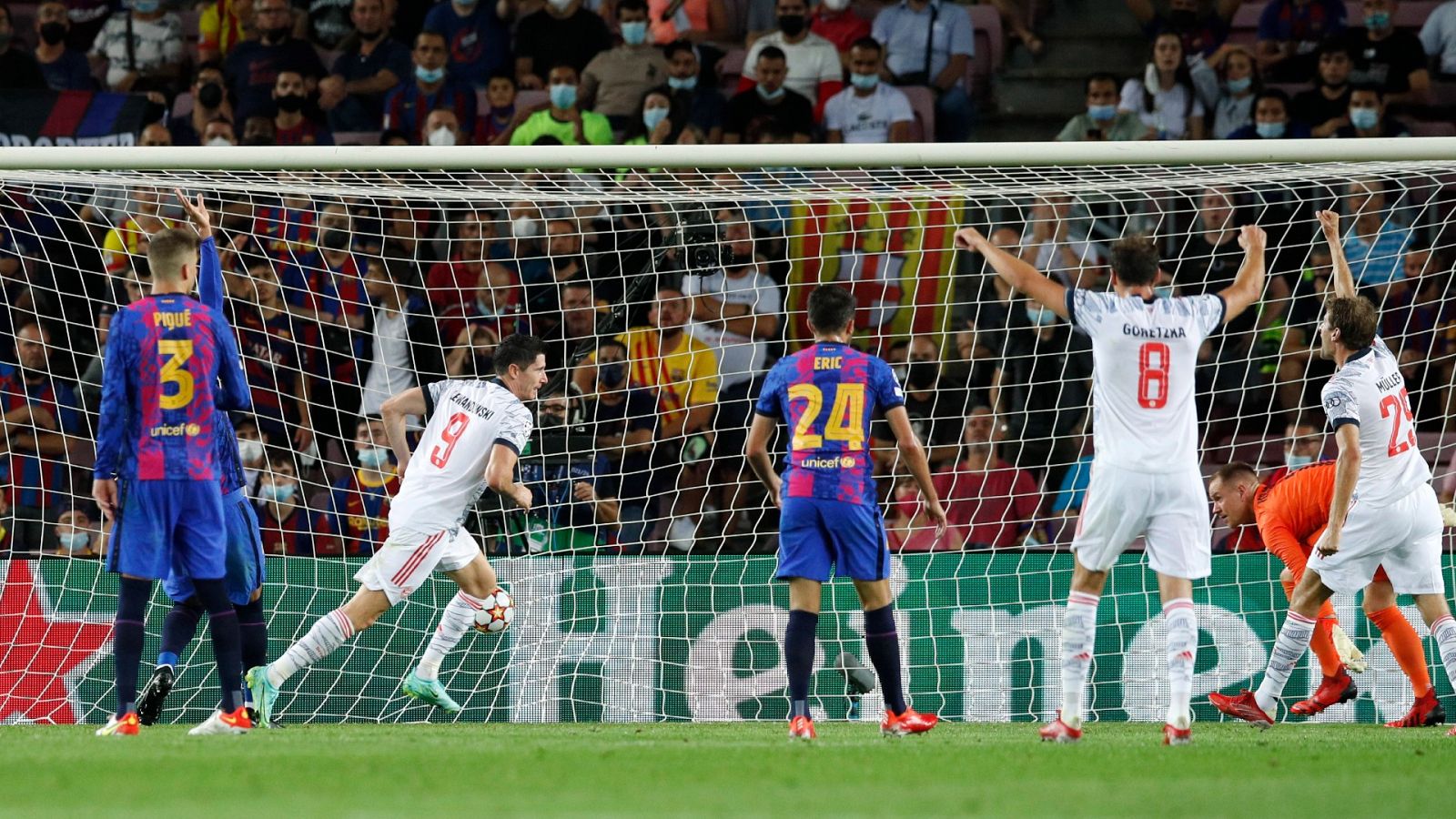 Robert Lewandoswki celebra el segundo gol ante el Barça