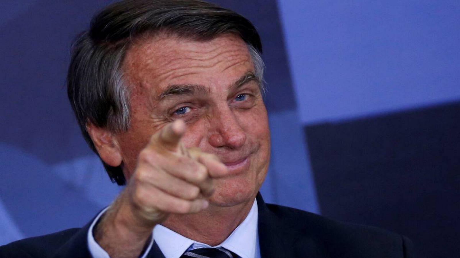 El presidente de Brasil, Jair Bolsonaro, hace gestos durante una ceremonia en el Palacio Planalto, en Brasilia, Brasil, 14 de septiembre de 2021.