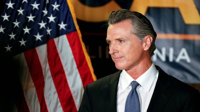 El gobernador de California, Gavin Newsom, hace una aparición después del cierre de las urnas sobre la elección revocatoria, en la sede del Partido Demócrata de California en Sacramento, California, EE. UU.