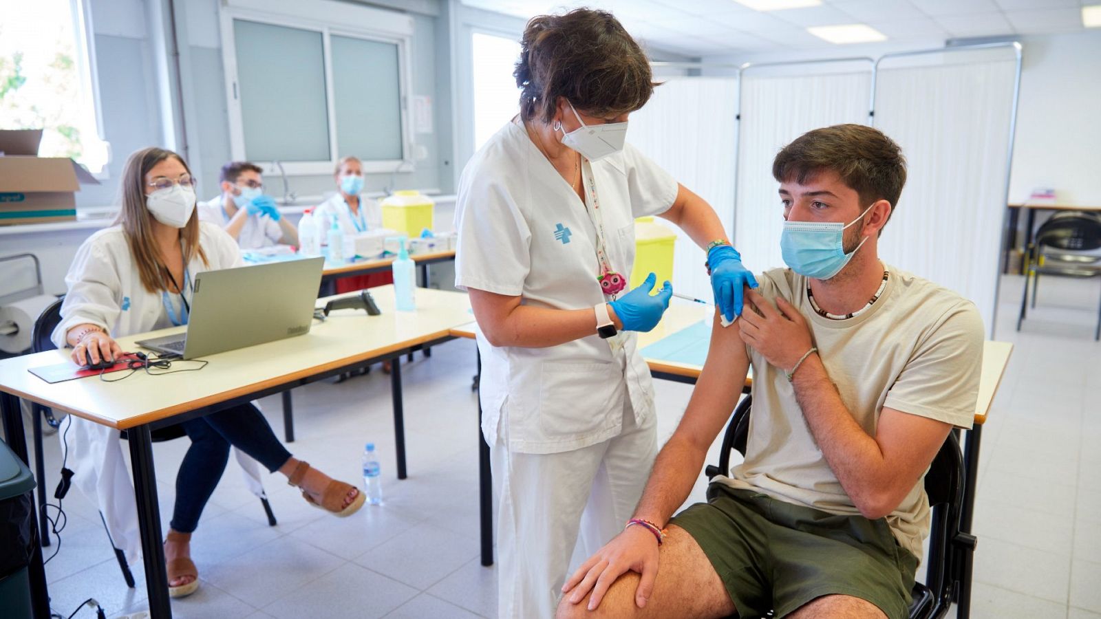 Un joven se vacuna contra la COVID-19 en el centro de vacunación sin cita previa de la Universidad de Girona