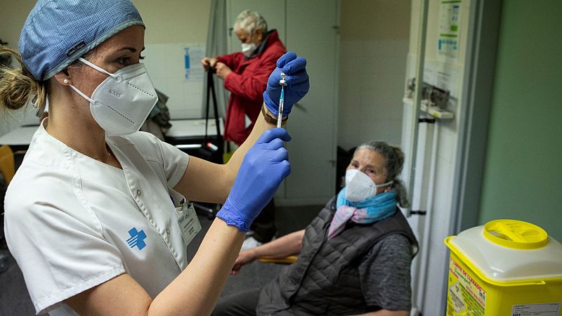 Las comunidades autónomas debaten si administrar una dosis de recuerdo a los mayores.